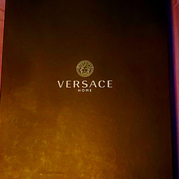 VERSACE BATHROBE - NEVER BEEN WORN BRAND NEW WITH TAGS FROM THE STORE STILL ON ! - Picture 6 of 9